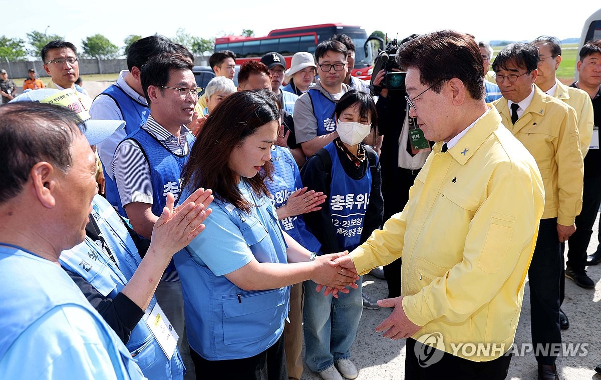 여객기 참사 유가족과 인사하는 이재명 대통령