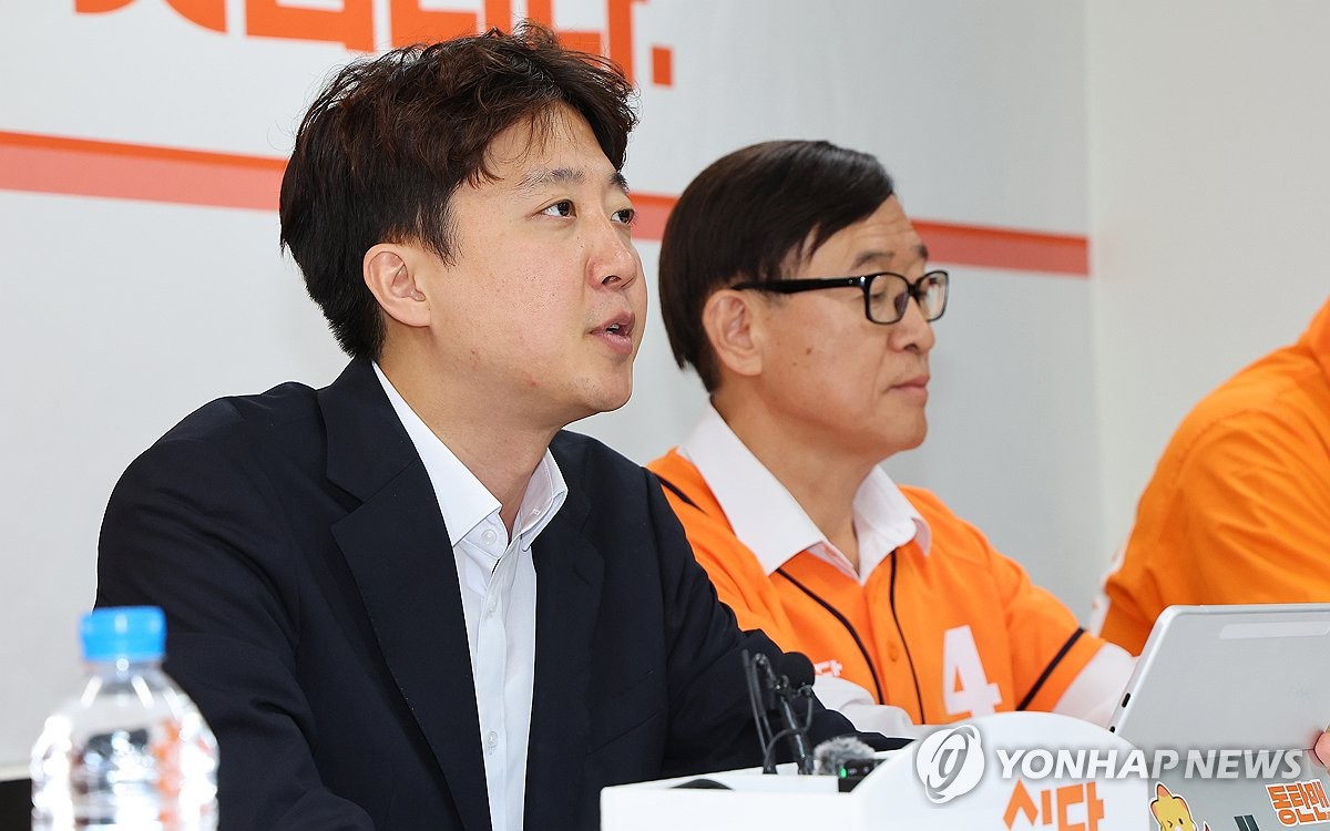 발언하는 이준석 대표
