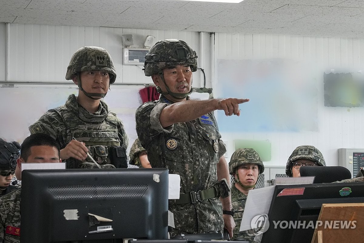 경계작전태세 점검하는 진영승 합참의장