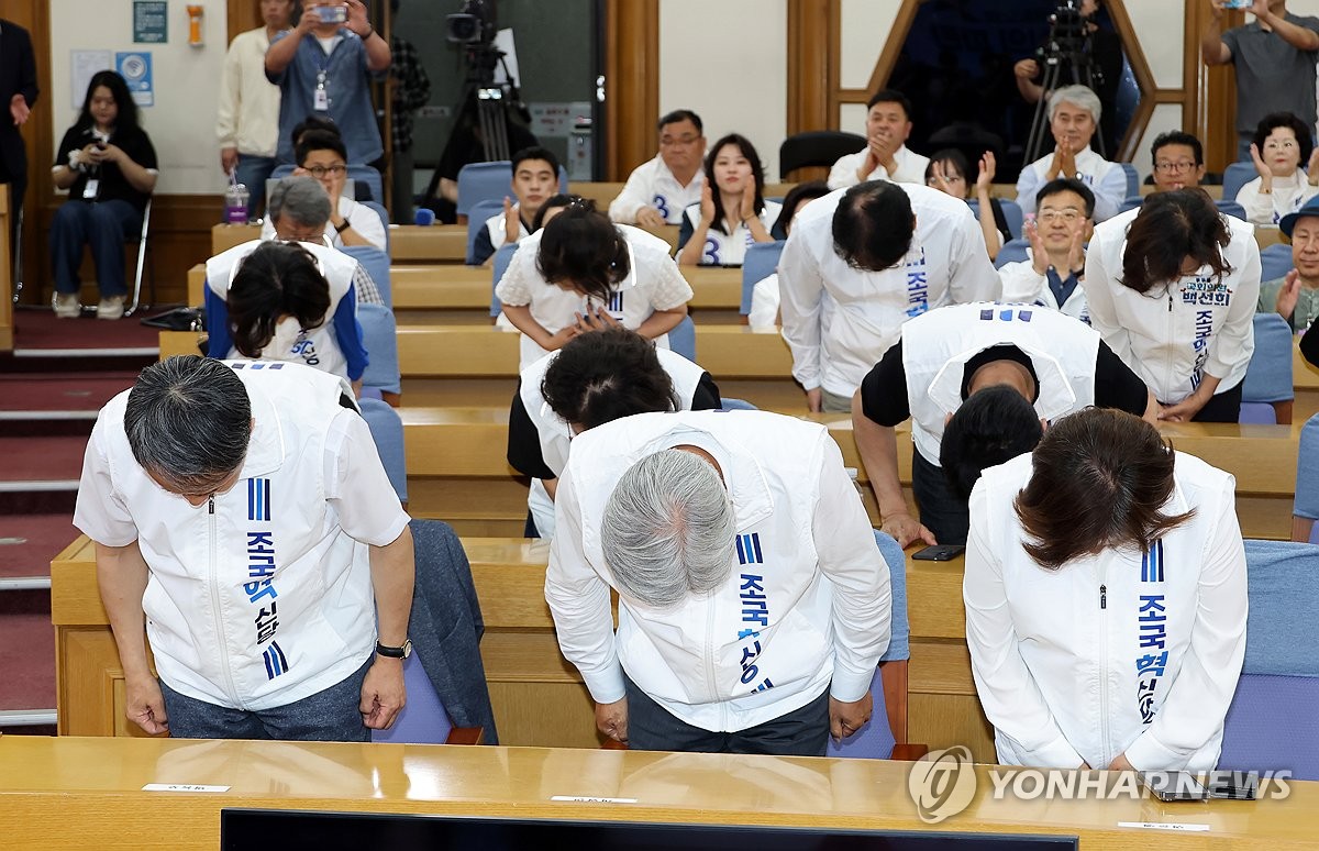 인사하는 조국혁신당
