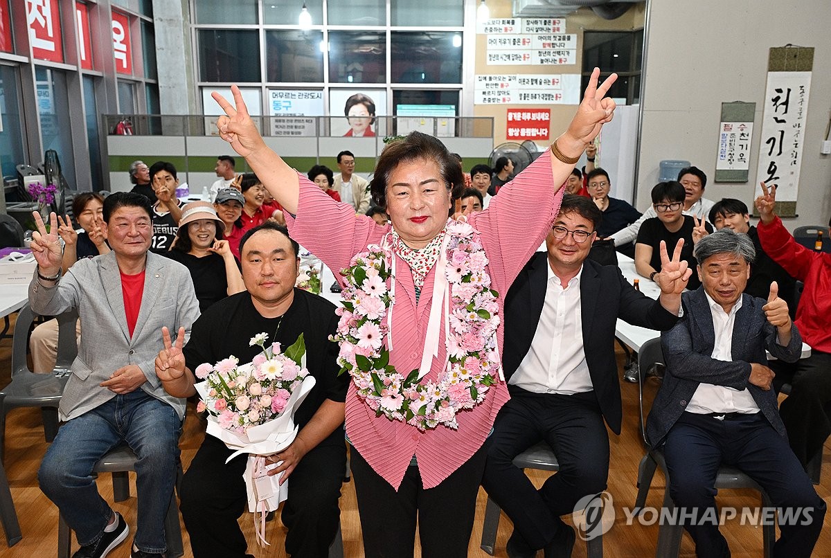 천기옥 울산 동구청장 당선인 환호