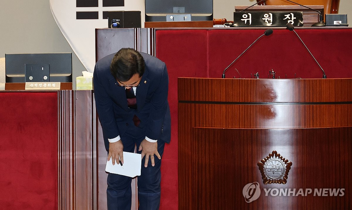 고개 숙여 인사하는 송언석 원내대표