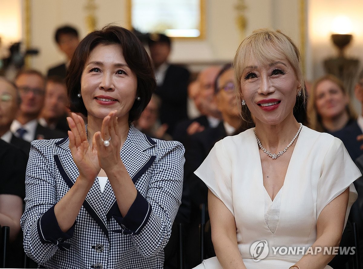 기념 촬영하는 김혜경 여사와 소프라노 조수미