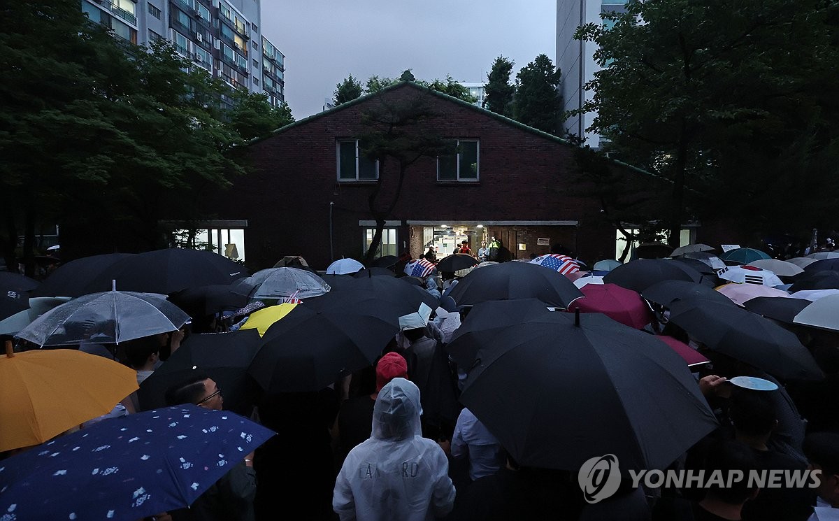 잠실7동 투표소 앞 시민들