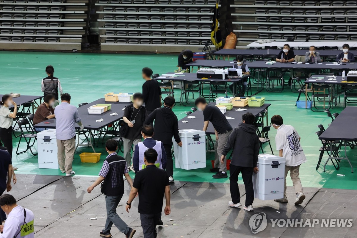 개표소 도착한 잠실7동 제2투표소 투표함