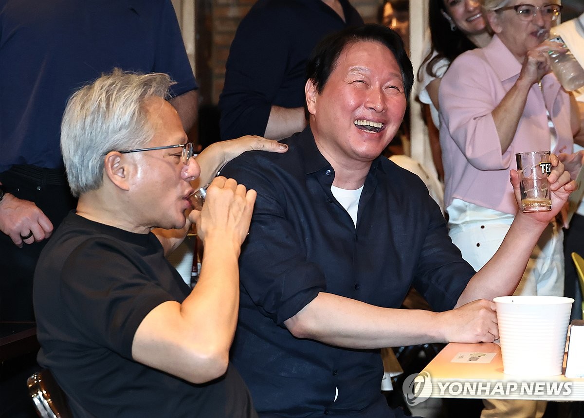 젠슨  황 회동 중 미소 보이는 최태원 회장