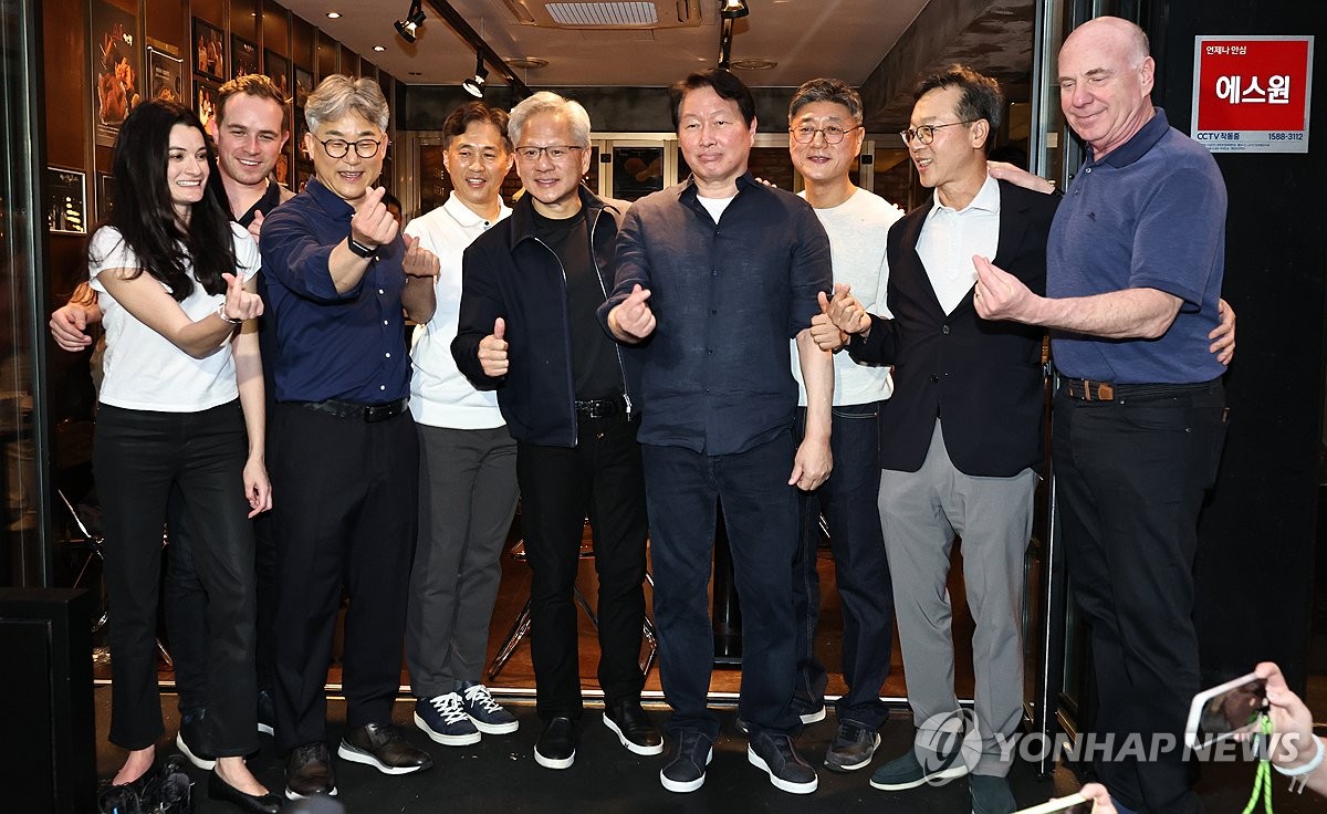 기념촬영하는 젠슨 황과 최태원 회장