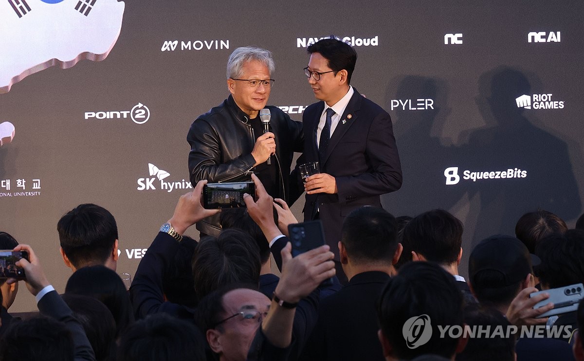 연설하는 젠슨 황