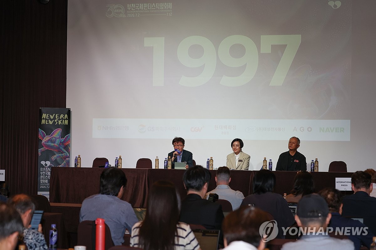인사말하는 신철 집행위원장