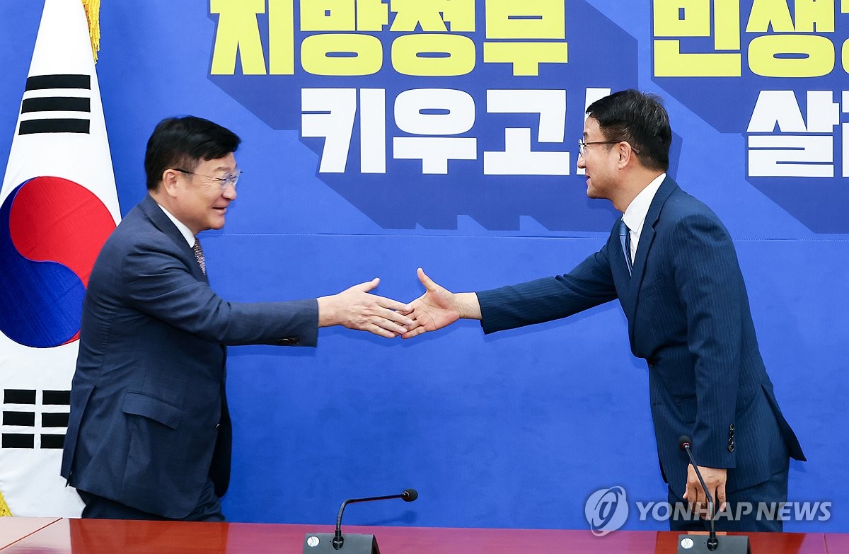 악수하는 여야 원내대표