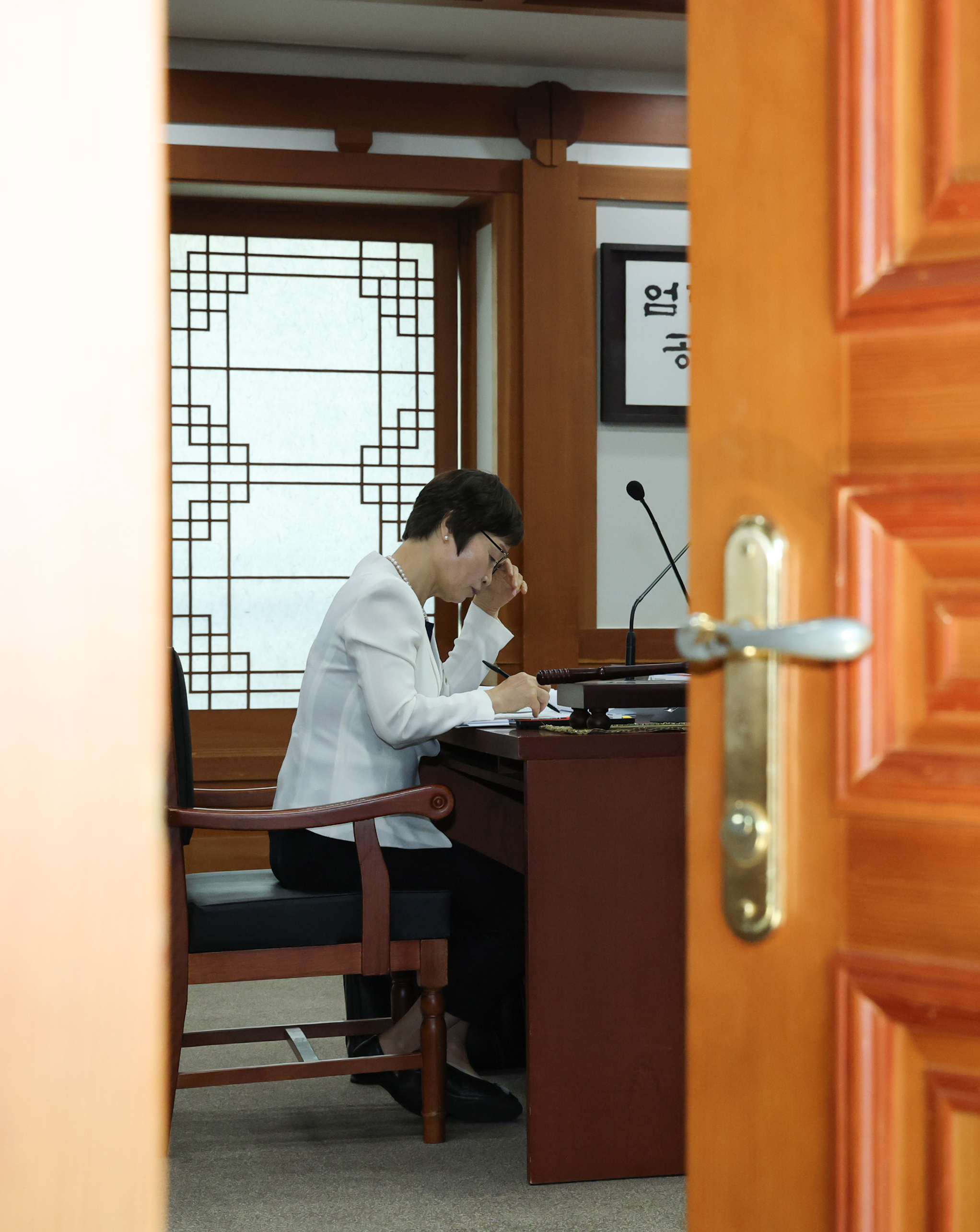 투표용지 부족사태 진상규명위 회의 준비하는 조현욱 위원장