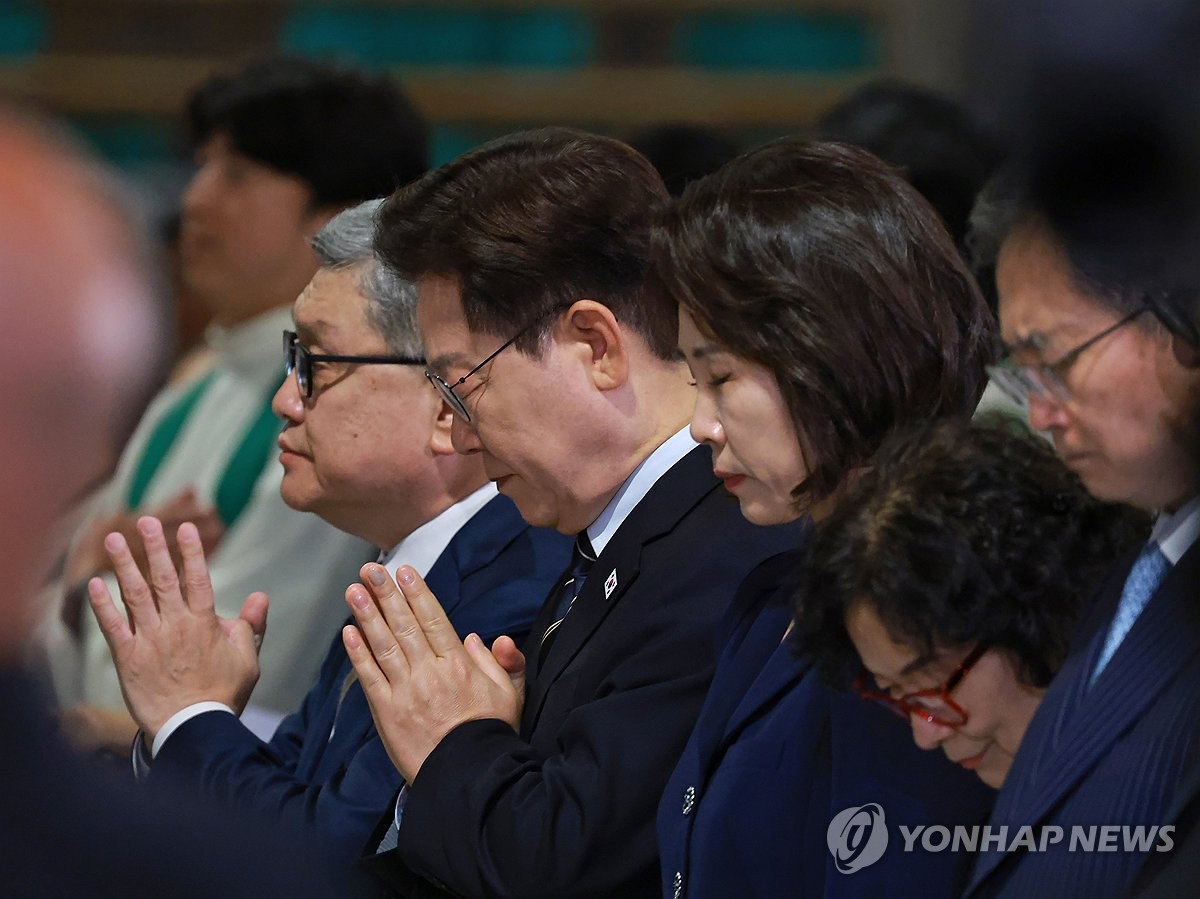 이재명 대통령 부부, 유흥식 추기경 집전 특별 미사 참석