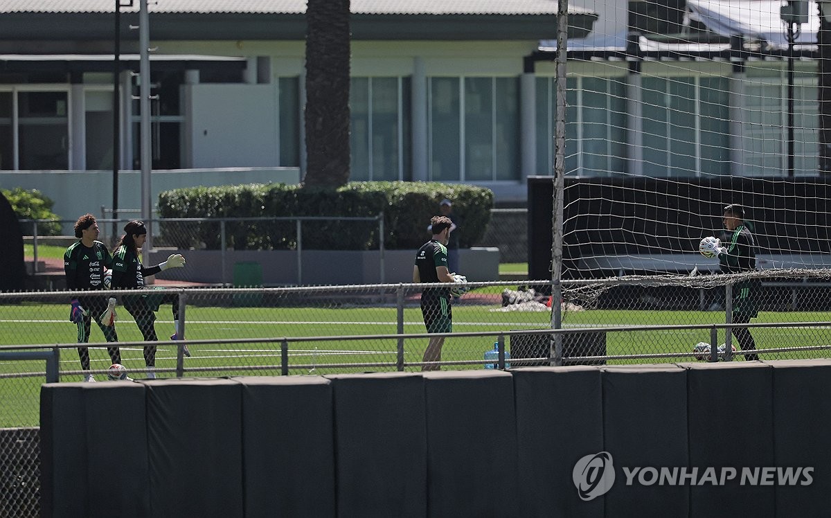 멕시코 골키퍼, 옆 훈련장서 한국전 대비