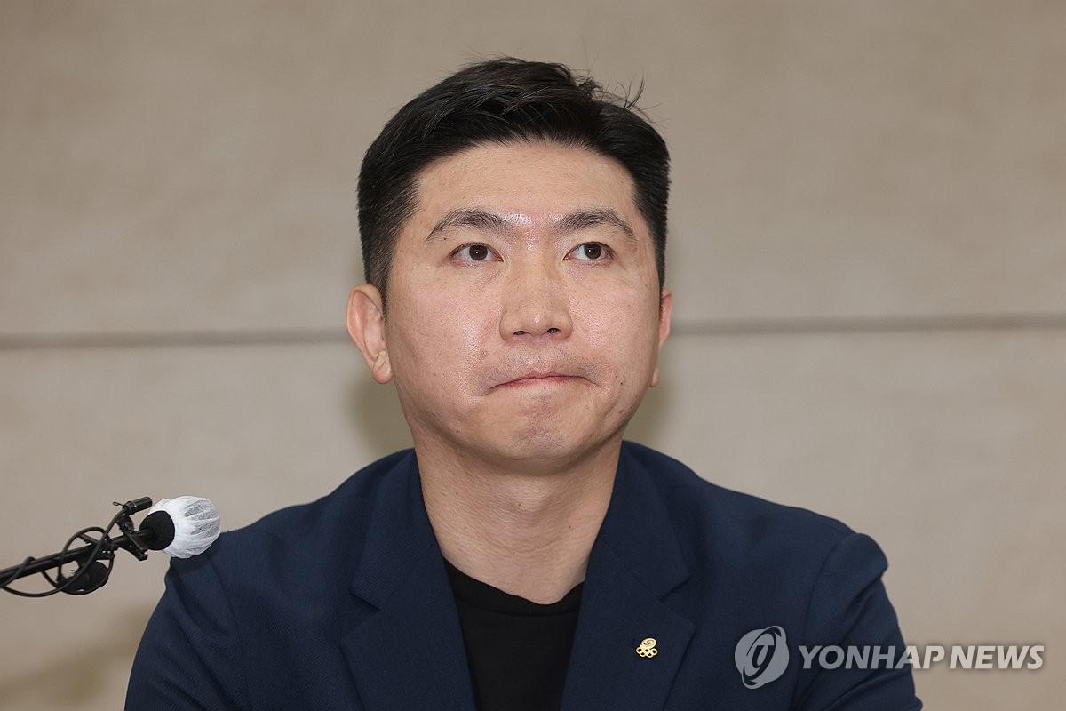 굳은 얼굴의 유승민 대한체육회장