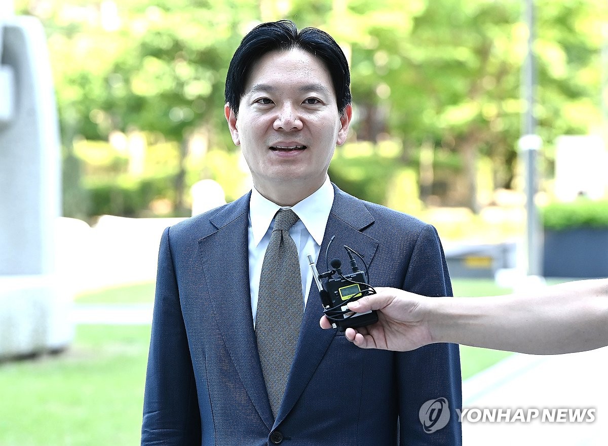 증인 출석하며 질문에 답하는 박상용 검사