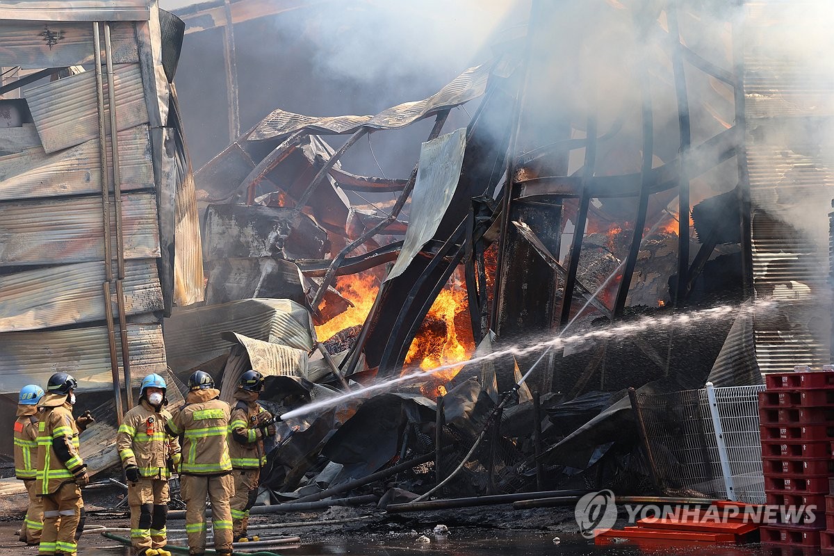 공장 밀집 지역 화재 진압하는 소방대원들