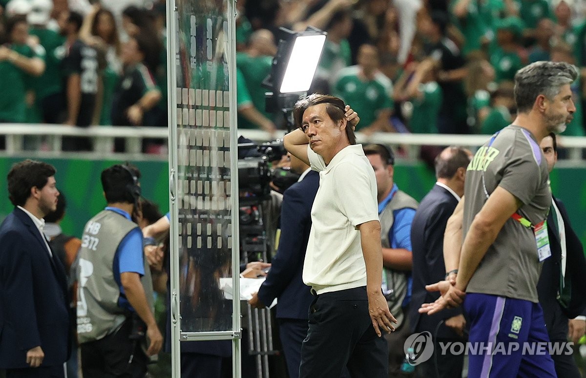 홍명보 감독, 아쉬움 뒤로 하고