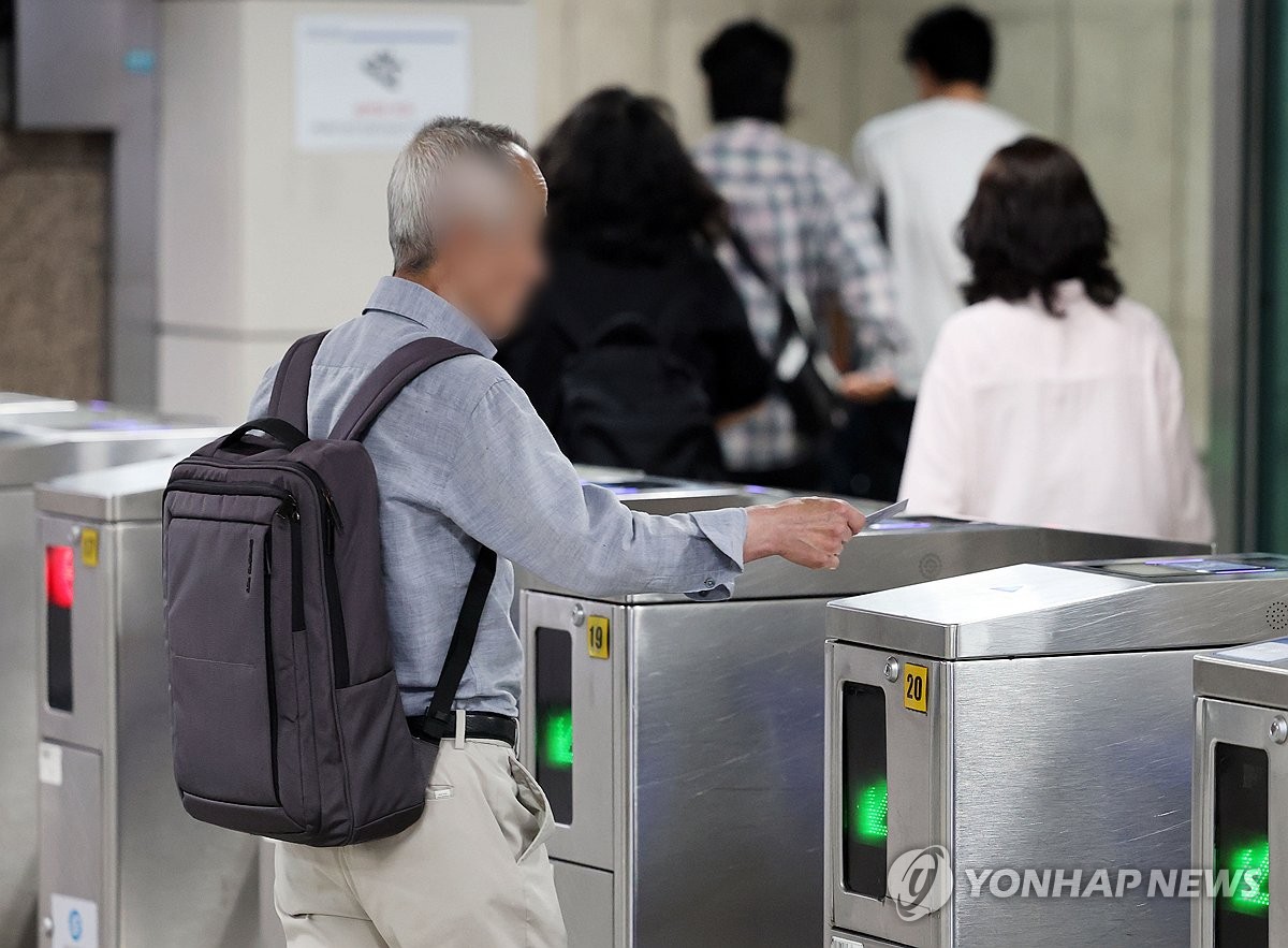 서울시, '지하철 무임승차 70세·버스로 확대' 공청회 추진