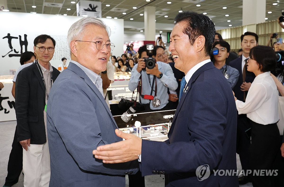 대화하는 문재인 전 대통령-정청래