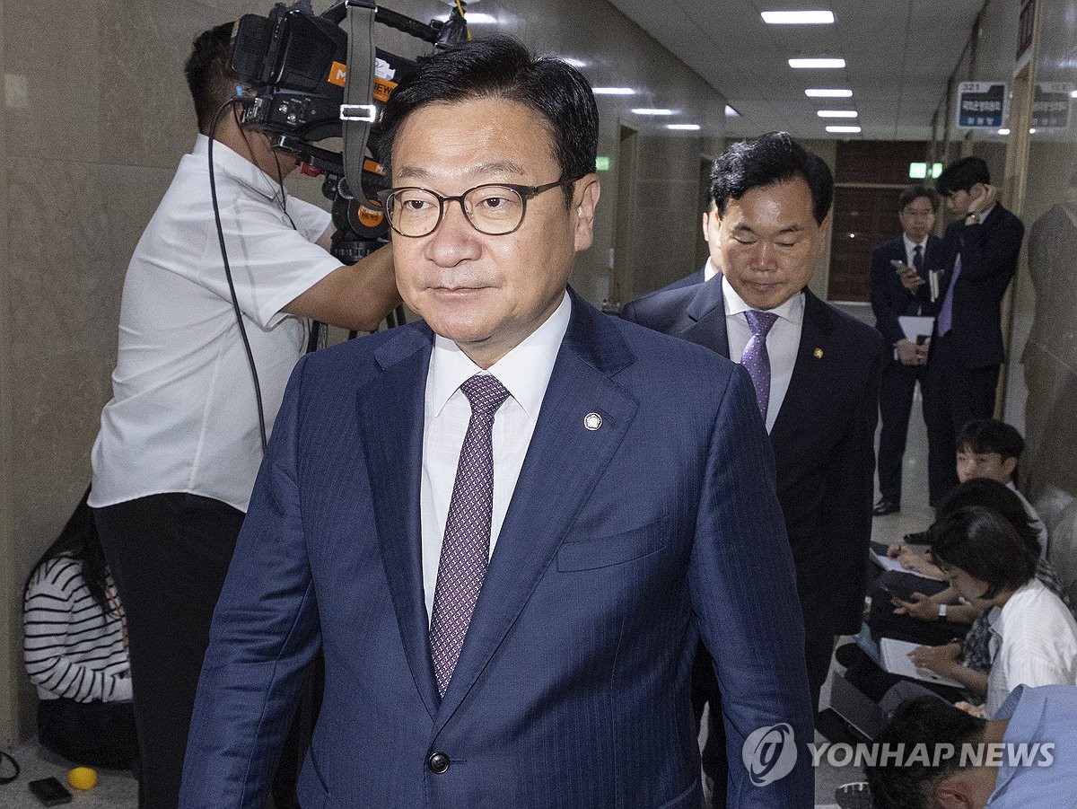 민주당과 원 구성 협상 결렬 이후 이동하는 정점식 원내대표