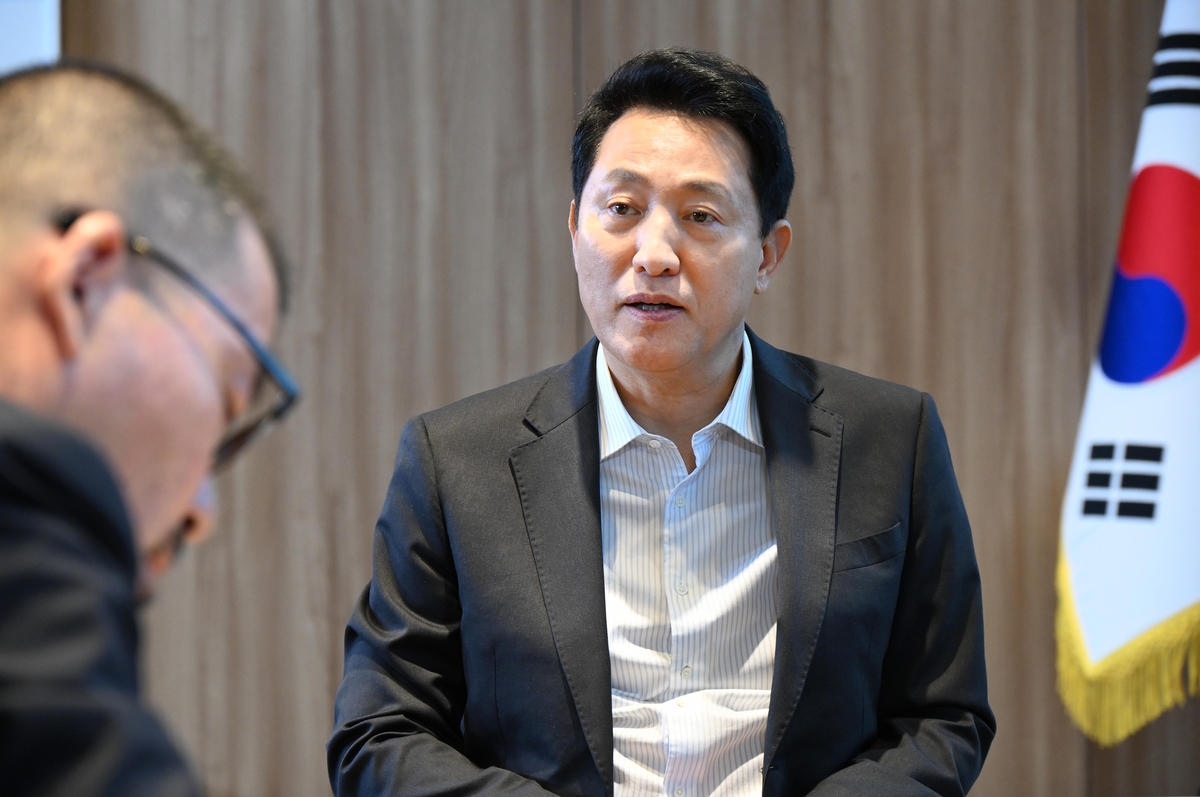 요미우리신문과 인터뷰하는 오세훈 시장