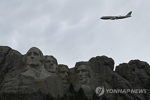 미국 전직 대통령의 두상이 새겨진 러시모어산 위를 비행하는 트럼프 전용기