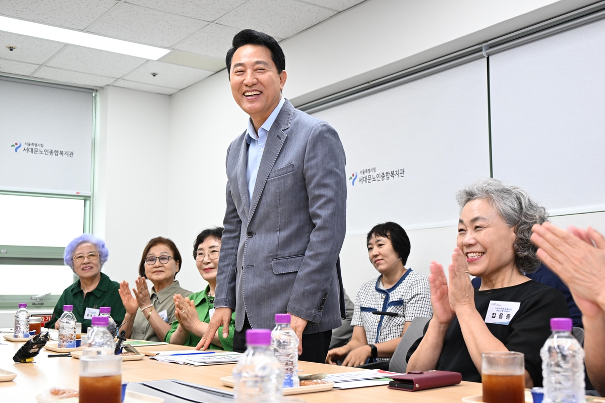 정책 간담회에서 인사하는 오세훈 시장