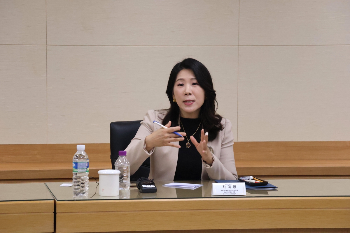인터뷰하는 차미영 단장