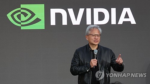 연설하는 젠슨 황