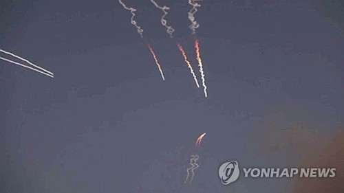 요르단을 향해 발사되는 이란의 탄도미사일