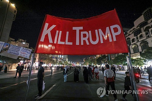 아야톨라 알리 하메네이 전 최고지도자 장례식에 등장한 반미 플랜카드