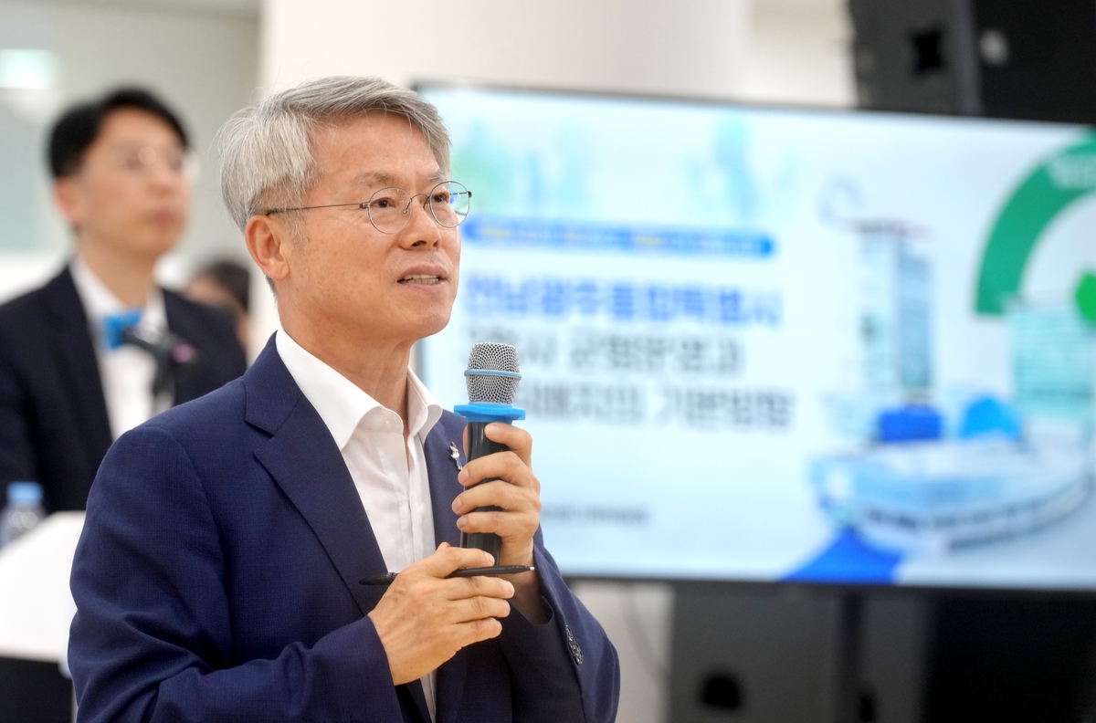 답변하는 민형배 시장