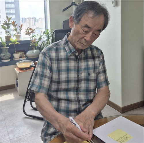 연합뉴스와 인터뷰 중인 안동만 전 ADD 소장
