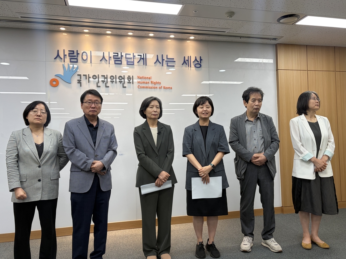 안창호 인권위원장의 자진 사퇴를 촉구하는 인권위원들