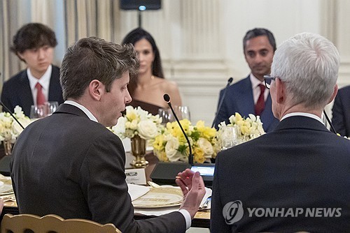 샘 올트먼 오픈AI CEO와 팀 쿡 애플 CEO
