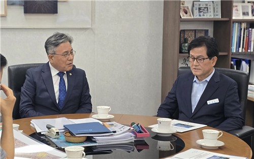 엄승용 보령시장(오른쪽)과 허민 국가유산청장