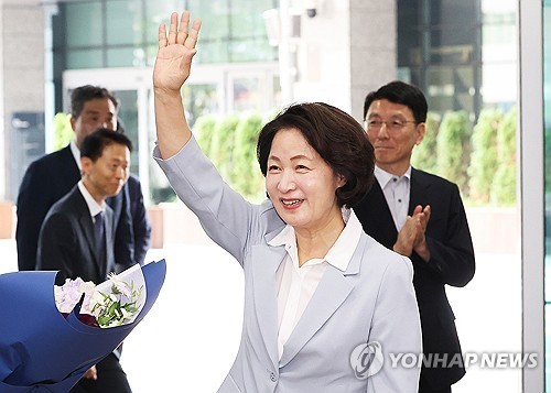 첫 출근하는 추미애 경기도지사