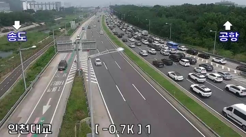 17일 오전 신도평화대교 진입 전 극심한 차량 정체