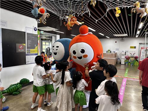 명주인형극제 마스코트와 어린이들