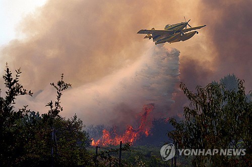 26일 스페인 마드리드 서부 산불 화재 진압 장면