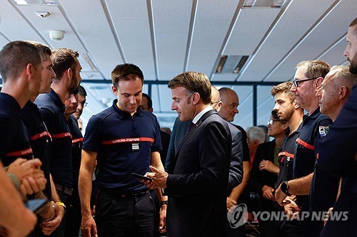 보르도 찾아 화재 현장에서 고생하는 공무원들 격려하는 마크롱 대통령
