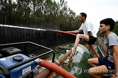 산불 화재에 동참한 프랑스 농민들