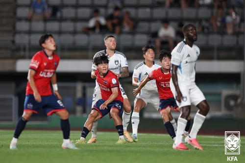 울산 HD와 울산시민축구단의 경기 장면