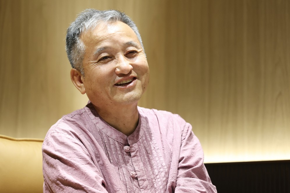 인터뷰하는 함민복 시인