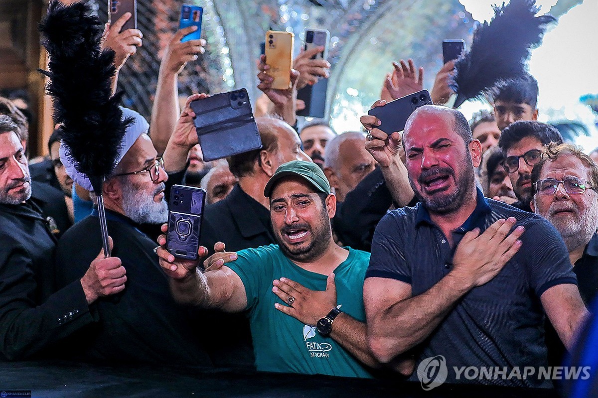 이란 전 최고지도자 아야톨라 세예드 알리 하메네이를 애도하는 이란인들