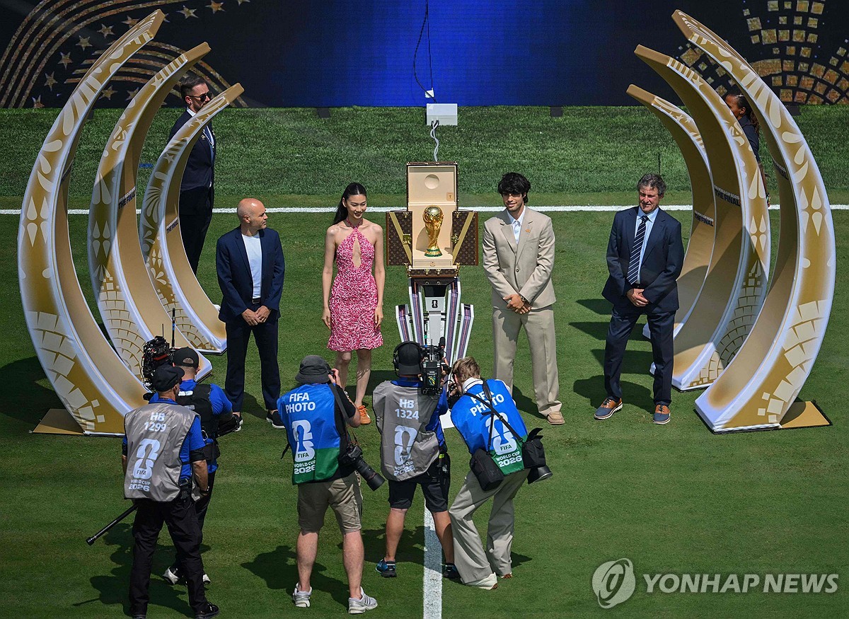 월드컵 우승 트로피 들고 등장한 정호연