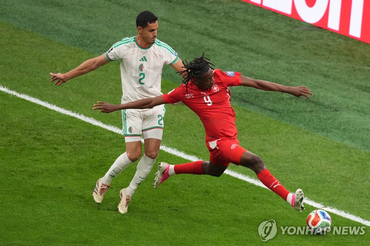 돌파하는 스위스의 요한 만잠비