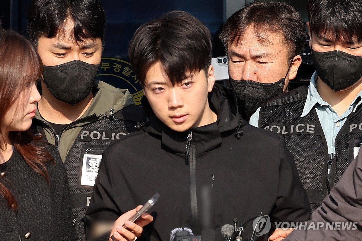포토라인에 선 장윤기