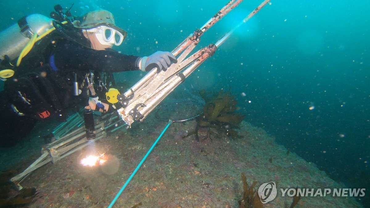 해양보호구역 범섬에서 수거한 낚시용 의자와 뜰채