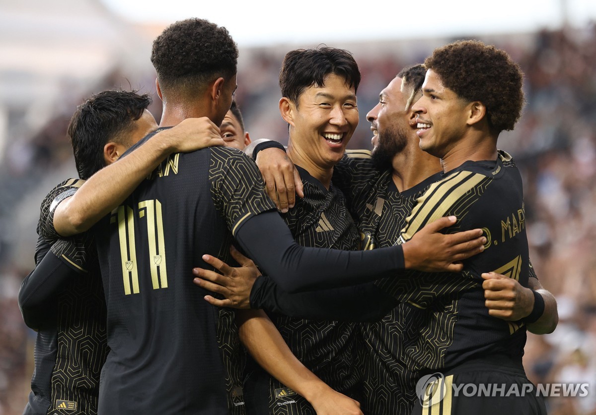 동료들과 득점 자축하는 손흥민